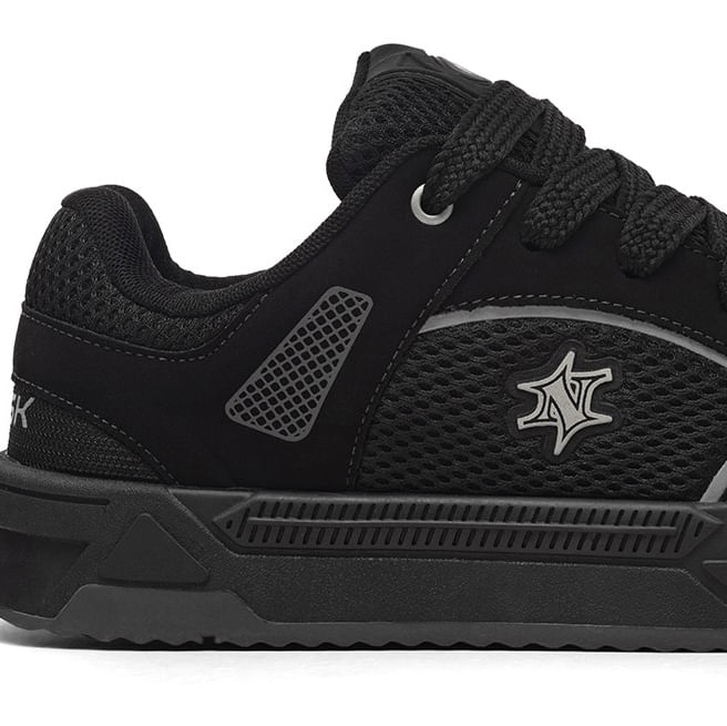 Tênis casual masculino preto com detalhes em grafite, vista lateral lado direito
